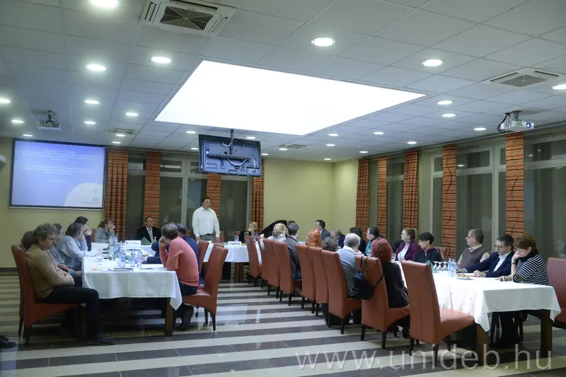 Hat&aacute;rtalan tud&aacute;s