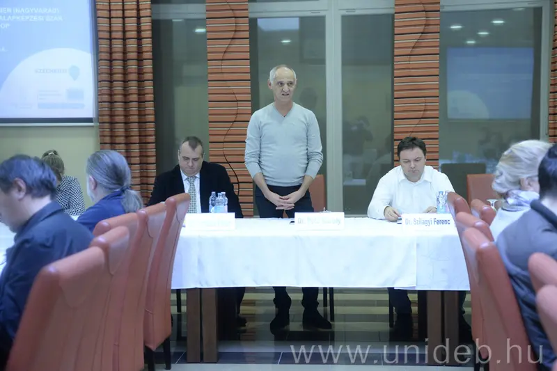 Hat&aacute;rtalan tud&aacute;s