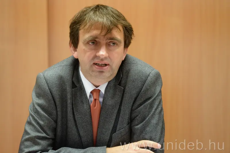 Tudom&aacute;nyos Alap