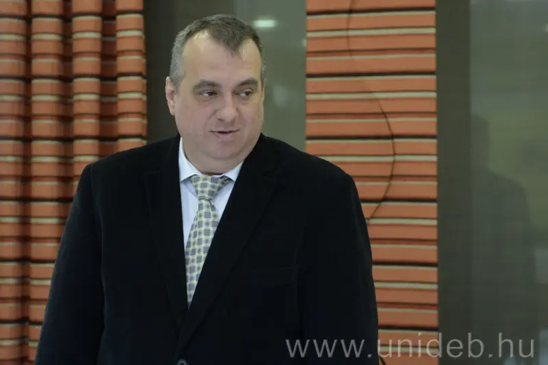 Hat&aacute;rtalan tud&aacute;s