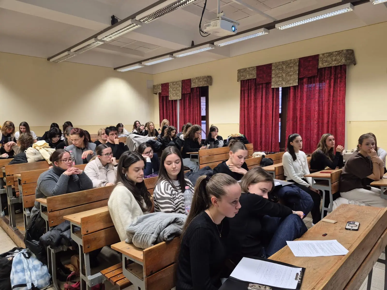 spanyol vet&eacute;lkedő