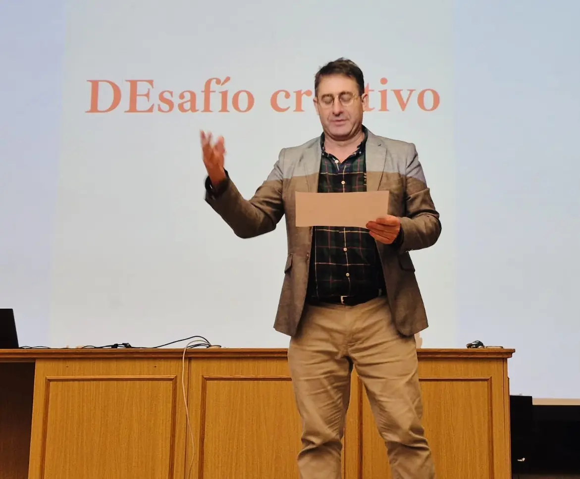 spanyol vet&eacute;lkedő