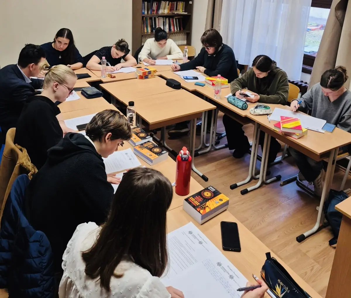 spanyol vet&eacute;lkedő