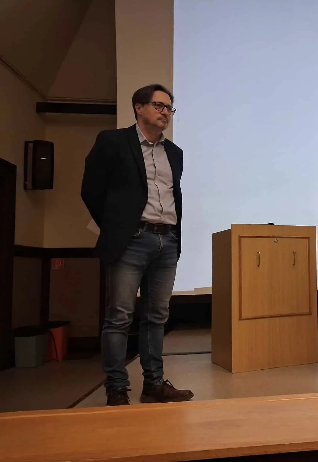 spanyol vet&eacute;lkedő